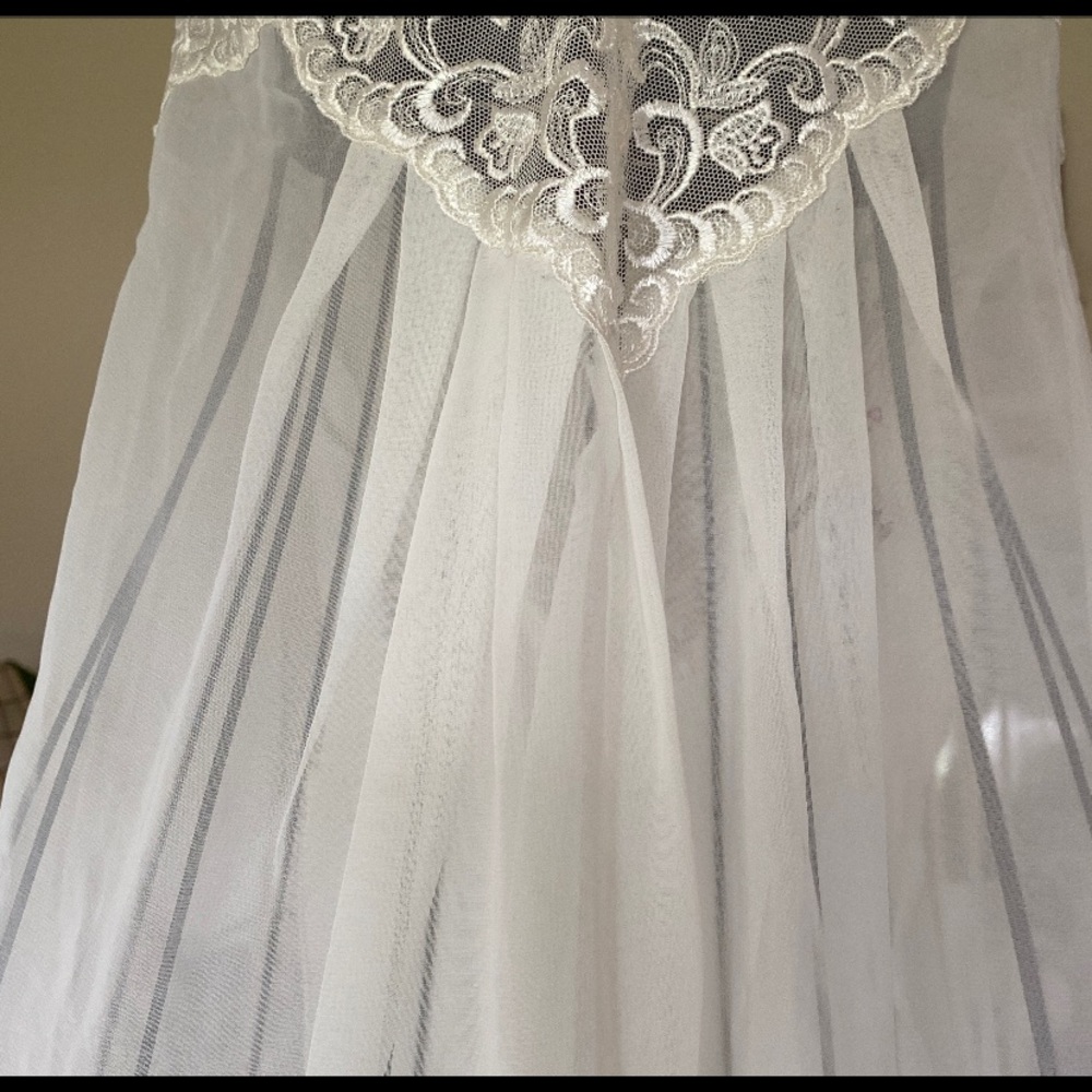 Victoria’s Secret Victorian long night gown size small - Picture 5 of 6